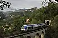 Un AGC est vu en train de franchir le Viaduc de l'Erbossiera