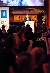 Xavier Barcons à un pupitre, à l'occasion du gala du cinquantième anniversaire de l'ESO.