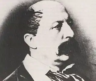 Photographie en noir er blanc représentant le visage de profil d'un homme.