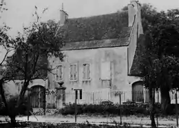 Photographie en noir et blanc d'une maison de campagne