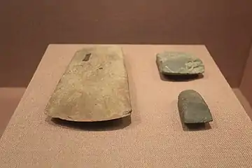 Divers outils de pierre polie. Culture de Daxi, site de Diaolongbei. Musée de Xiangyang, Hubei