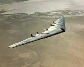 L'aile volante XB-49 en vol, au-dessus du désert.
