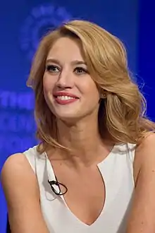 Yael Grobglas dans le rôle de Petra Solano et Anezka Archulleta.