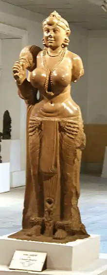 Yakshini de Didarganj, porteuse de chasse-mouche. Ier siècle. Grès de Chûnar poli, H. 160 cm. Musée de Patna. Chûnar est situé près de Varanasi