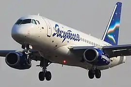 Un Sukhoi Superjet 100 atterrissant à l'aéroport de Vladivostok