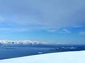 L'ensemble des îles Yalour situés à gauche sur la photo, avec l'archipel Argentine à droite