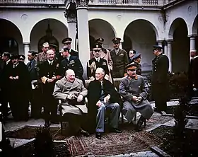 Les dirigeants alliés à la conférence. De gauche à droite : Churchill, Roosevelt et Staline.