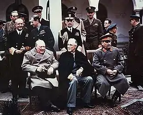 Les « Trois Grands » à la conférence de Yalta en février 1945, de gauche à droite, Winston Churchill, Franklin D. Roosevelt et Joseph Staline.