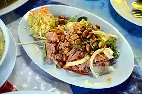 Yam naem est une salade thaïlandaise préparée avec du naem et d'autres ingrédients.