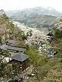 Vue de haut en couleur des bâtiments d'un temple bouddhique.