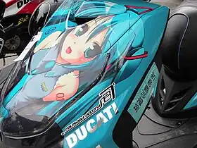 Moto Yamaha à l'effigie d'Hatsune Miku.