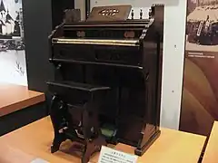 Harmonium fabriqué par Yamaha en 1890.