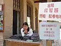 Location d'uniformes pour se prendre en photos, près de la maison de Mao Zedong.