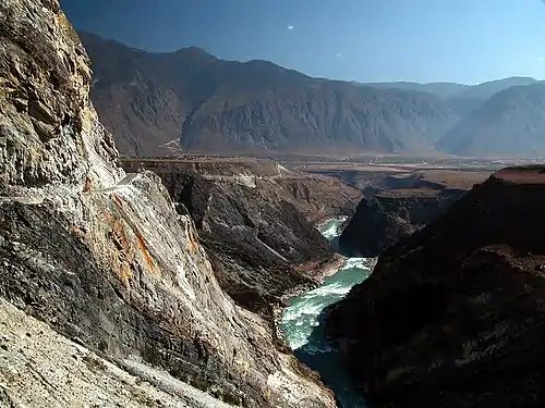 Cours supérieur du Yangzi au débouché des gorges du Tigre bondissant dans le Yunnan.