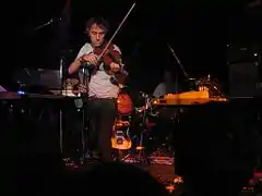 Description de l'image Yann Tiersen violin live in Berlin 2010.jpg.