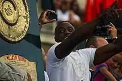 2011 :le bouclier de Brennus remporté par le Stade toulousain, ici porté par Yannick Nyanga, sur la place du Capitole de Toulouse.