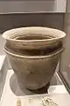 Poterie grise de type zun, pour contenir des boissons fermentées. Site de Yanshi, vers 1500 AEC. Musée Provincial du Henan
