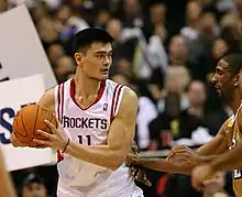Un joueur chinois sur un terrain de basket-ball.
