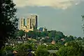 La cathédrale est située sur une colline qui domine les campagnes environnantes.