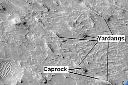Vue de la formation de Medusae Fossae le 30 septembre 2006 par l'instrument HiRISE de MRO, dans le quadrangle d'Elysium par 0,5° N et 142,1° E .