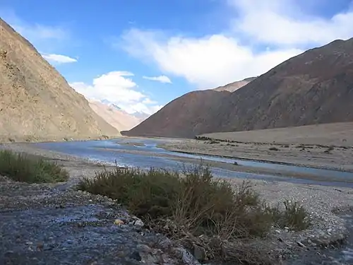 La rivière Karakash  dans les montagnes du Kunlun (Xinjiang).