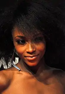 Yaya DaCosta interprète l'infirmière April Sexton.