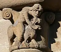 Chevet - Chapiteau avec Samson terrassant un lion.