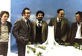 Montréal 1981. Bachir Yellès, Marian Konieczny (2ème à gauche) et les ingénieurs de Lavalin devant la maquette de Maqam E'Chahid