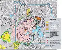 Carte synthétisant la géologie du parc, avec notamment les types de roche volcanique comme le basalte, les limites de la caldeira de Yellowstone et les épicentres de quelques séismes passés.