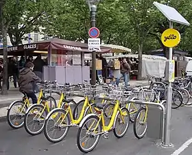 Les vélos Yélo nouvelles générations en libre service, station Vieux Port 1 & 2 (anciennement Cours des Dames), 2010.