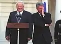 Boris Eltsine et Bill Clinton ayant un fou rire devant la FDR Library à New York, le 24 octobre 1995.