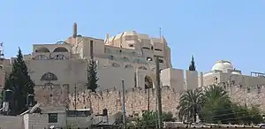 la Yeshiva du Kotel est très imposante, semblable à une forteresse…