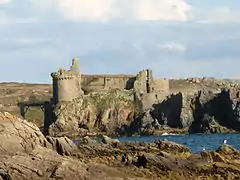 Vieux château vu depuis la plage des Sabias.