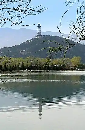 Le lac Kunming et la pagode Yu Feng sur la colline Yu Quan.