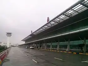 La tour de contrôle et le terminal de l'aéroport en 2014.