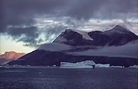 Vue de l'île Ymer avec des blocs de glace au premier plan