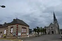 La mairie et l'église Saint-Saturnin.