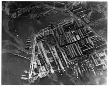 Reconnaissance aérienne de l'arsenal de Yokosuka le 18 juillet 1945.