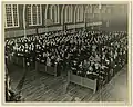 Soldats juifs américains, leurs familles et le rabbin aumônier Julius Mark à l'office de Kippour dans une salle d'exercices, aujourd'hui chapelle catholique, à Great Lakes (Illinois), 1942 ou 1943