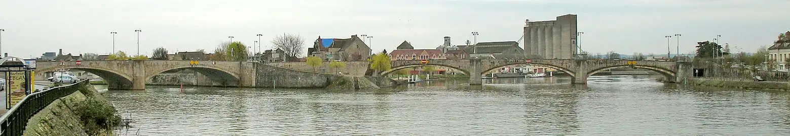 Confluent de l'Yonne (à droite) avec la Seine (à gauche et en bas).