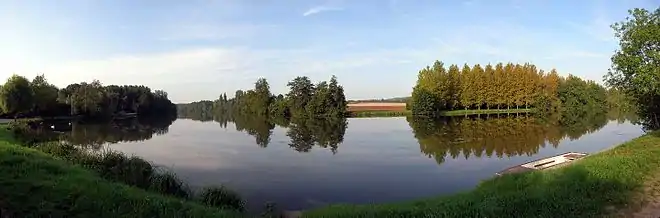 Un coude de l'Yonne à Armeau, entre Joigny et Sens.