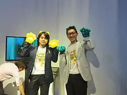 Koichi Hayashida de Yoshiaki Koizumi posent debout et portent des pattes de chats, que l'on trouve dans Super Mario 3D World.