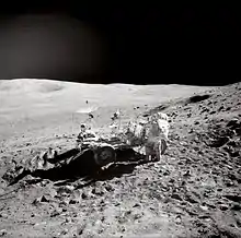 Apollo 16 effectue des prélèvements loin de son site d'atterrissage grâce à son rover