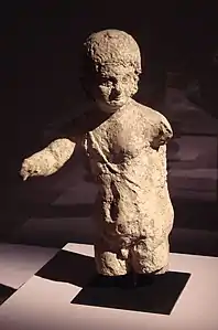 Statue en terre cuite de jeune homme (Apollon ou Éros), temple de Takht-i Sangin, IIIe – IIe siècle av. J.-C. Musée national des antiquités du Tadjikistan.
