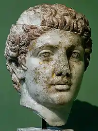 Tête de jeune homme (Héphaïstos?) avec traces de dorure, retrouvée en 1879 via Ariosto.