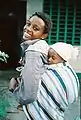 Une jeune mère africaine porte son bébé