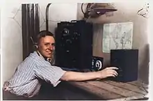 SWL radioécouteur de quatorze ans avec l'équipement qu'il a construit.