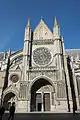 Façade sud du transept, avec une rosace hexadécagonale.