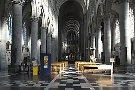 L'intérieur gothique de la cathédrale Saint-Martin, fidèlement reconstruite après la guerre.