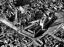 Vue aérienne pendant la guerre, à ce stade les destructions ne sont pas terminées.